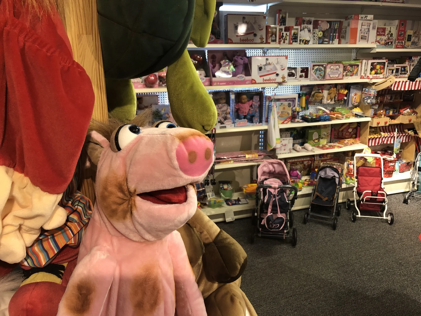 Regal mit verschiedenen Spielwelten im Haus der Geschenke